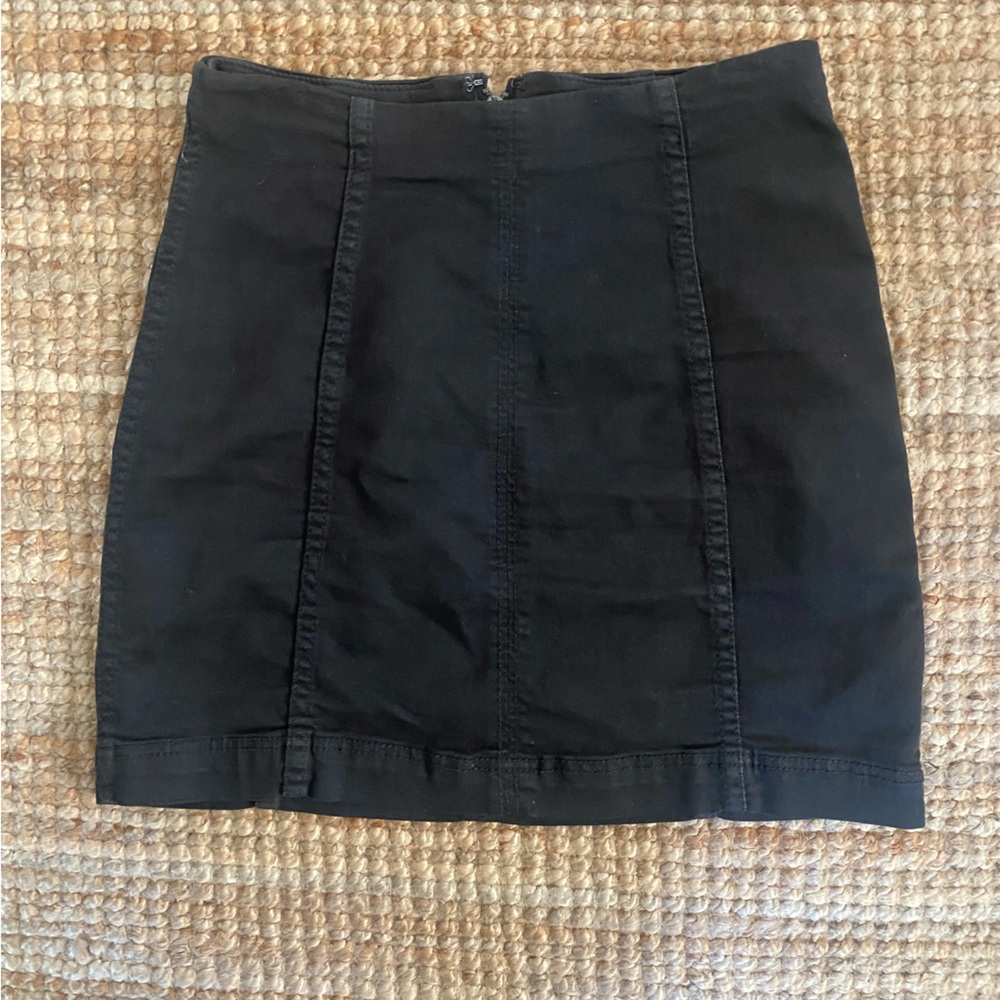 Women’s FreePeople stretch cotton black mini skirt with zip back closure SZ 2